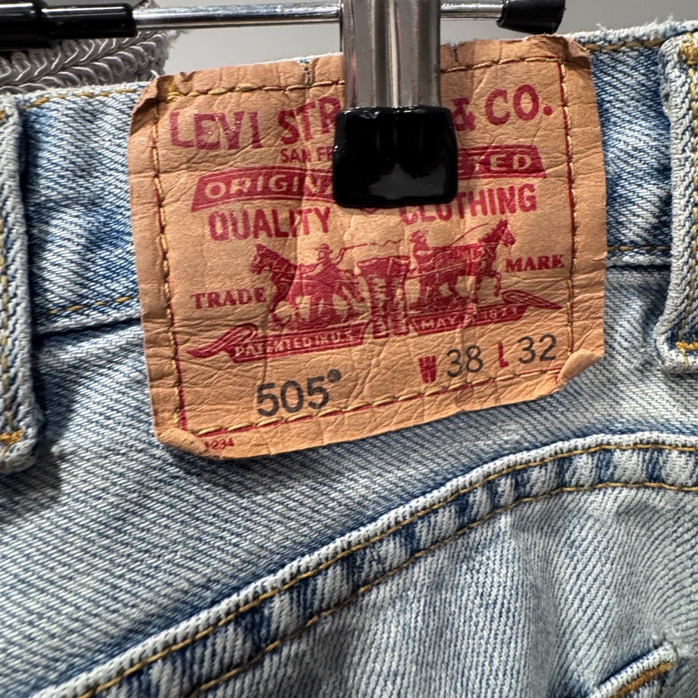 Vintage Levi's Men's Classic Light Blue Straight Jeans - Picture 4 of 16